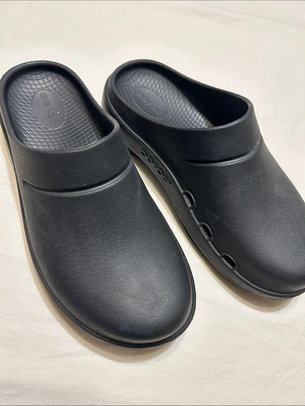 OOFOS Black Men's Slip-On Clogs with Vent Accents